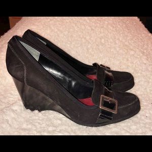 Bandolino Black suede & patent leather wedges 7.5